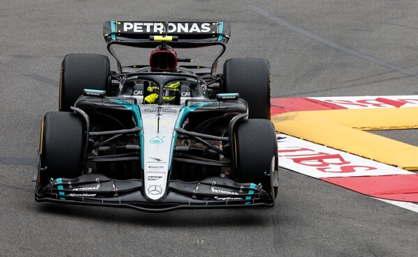 Льюис Хэмилтон лидирует в первой тренировке Гран-при Монако