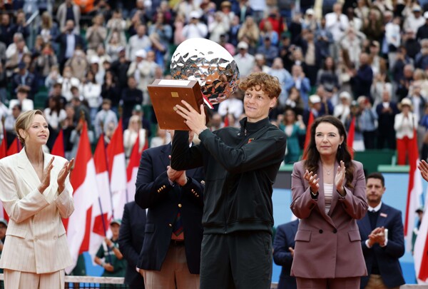 Sinner Defeats Alcaraz to Become New World Number One